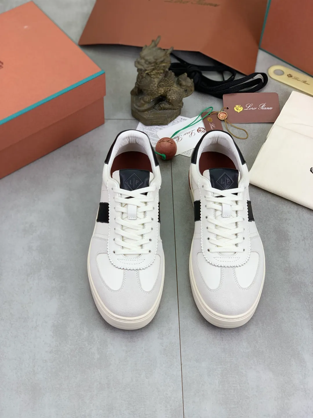 Men's men's shoes 💰P560 New style 💰High quality The latest casual shoes Loro Piana 💯Top grade💯Buy the original copy💯 Founded the existing Loro Piana company on April 24, 1924. It is now the sixth generation of family business, providing top quality products to customers who are discerning in taste and quality. Imported original fly woven fabric with cowhide fabric, plain calfskin lining. Hand-sewn thread with cowhide feet. Original packaging. Number of yards: 38-44 (customized for 45 and 46). 2️⃣ colors available.